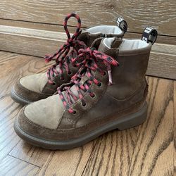 Boys Ugg Boots Size 2 (High Demand Item)