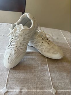 Women’s/girls Shoes size 8