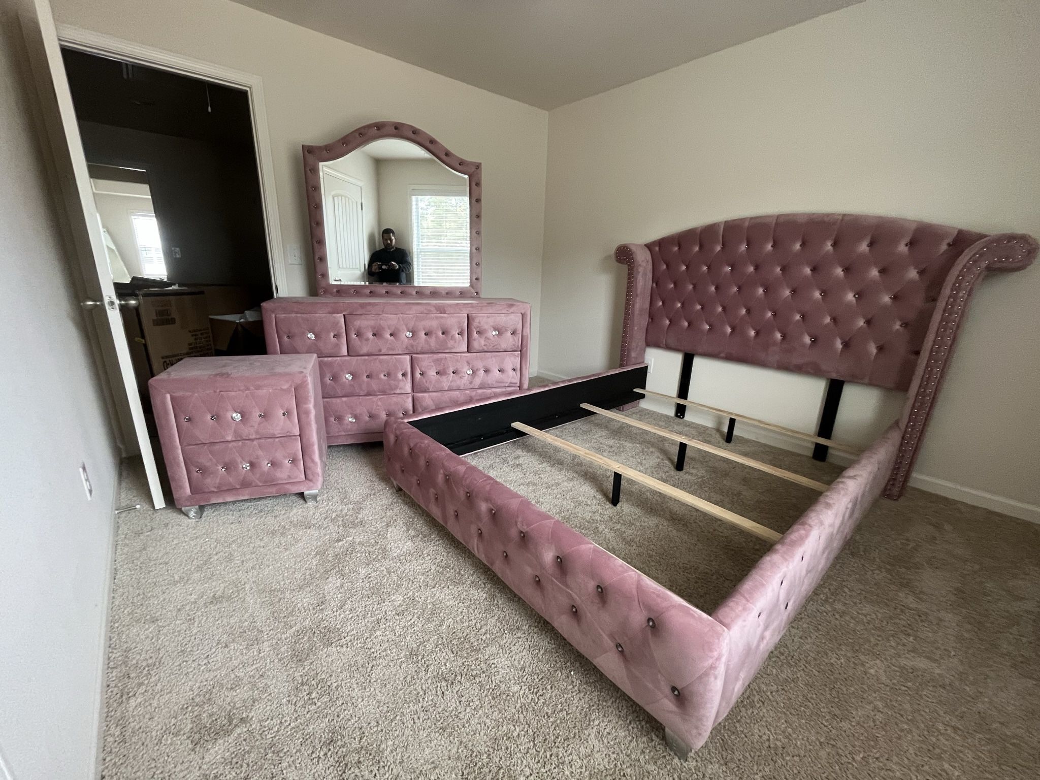 LUXURY PINK FULL SIZE BEDROOM SET INCLUDING BED FRAME /DRESSER & NIGHTSTAND !!!