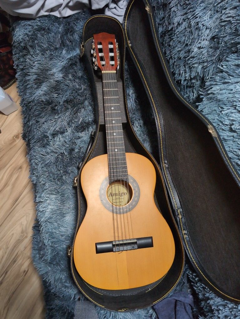 Amigo AM15 Half-Size Classical Acoustic Guitar