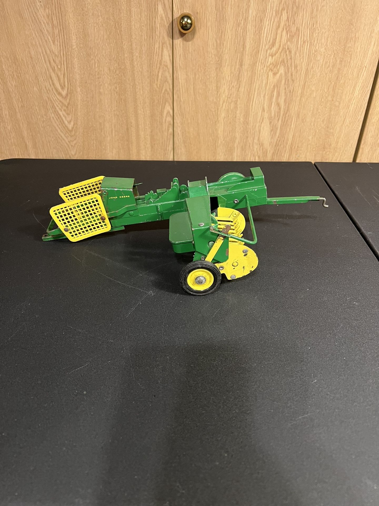 Vintage ERTL John Deere 24T Square Baler, 1/16 JD-585-E