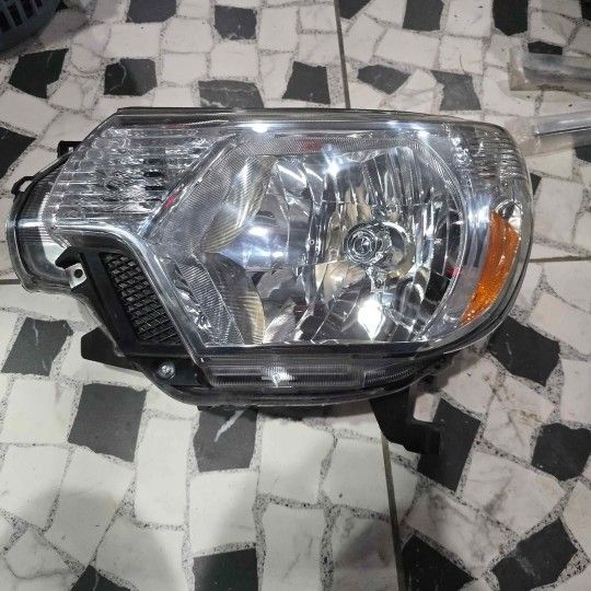 2012 to 2015 Toyota Tacoma Left Headlight