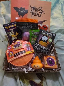 Halloween Mystery Toy boo basket, Gift Box with Pokemon Trick or Trade Pack