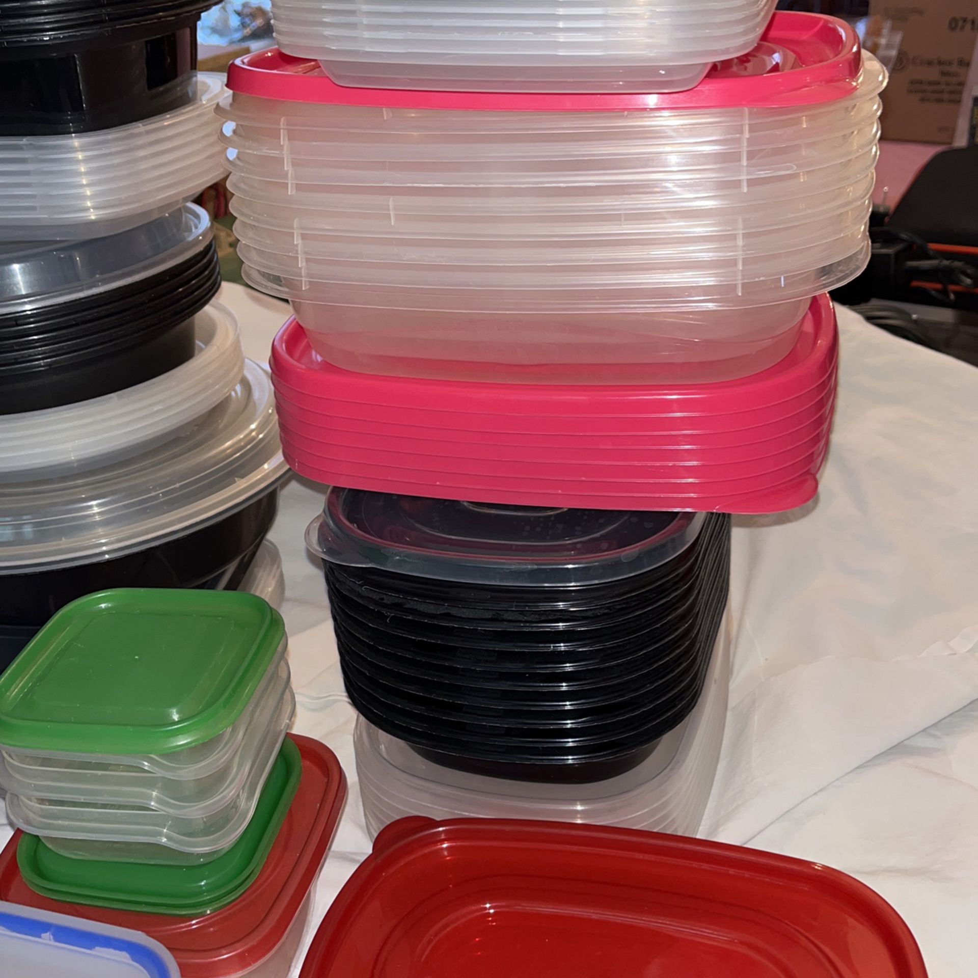 About 50 Rubbermaid snapware gladware And Betty Crocker Food Storage  Containers for Sale in Ronkonkoma, NY - OfferUp