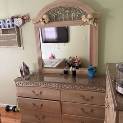 4 Piece Like New full Size Bedroom Set 