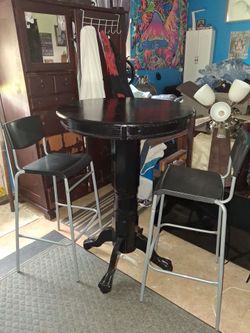 Black pedestal pub table with 2 high top chairs
