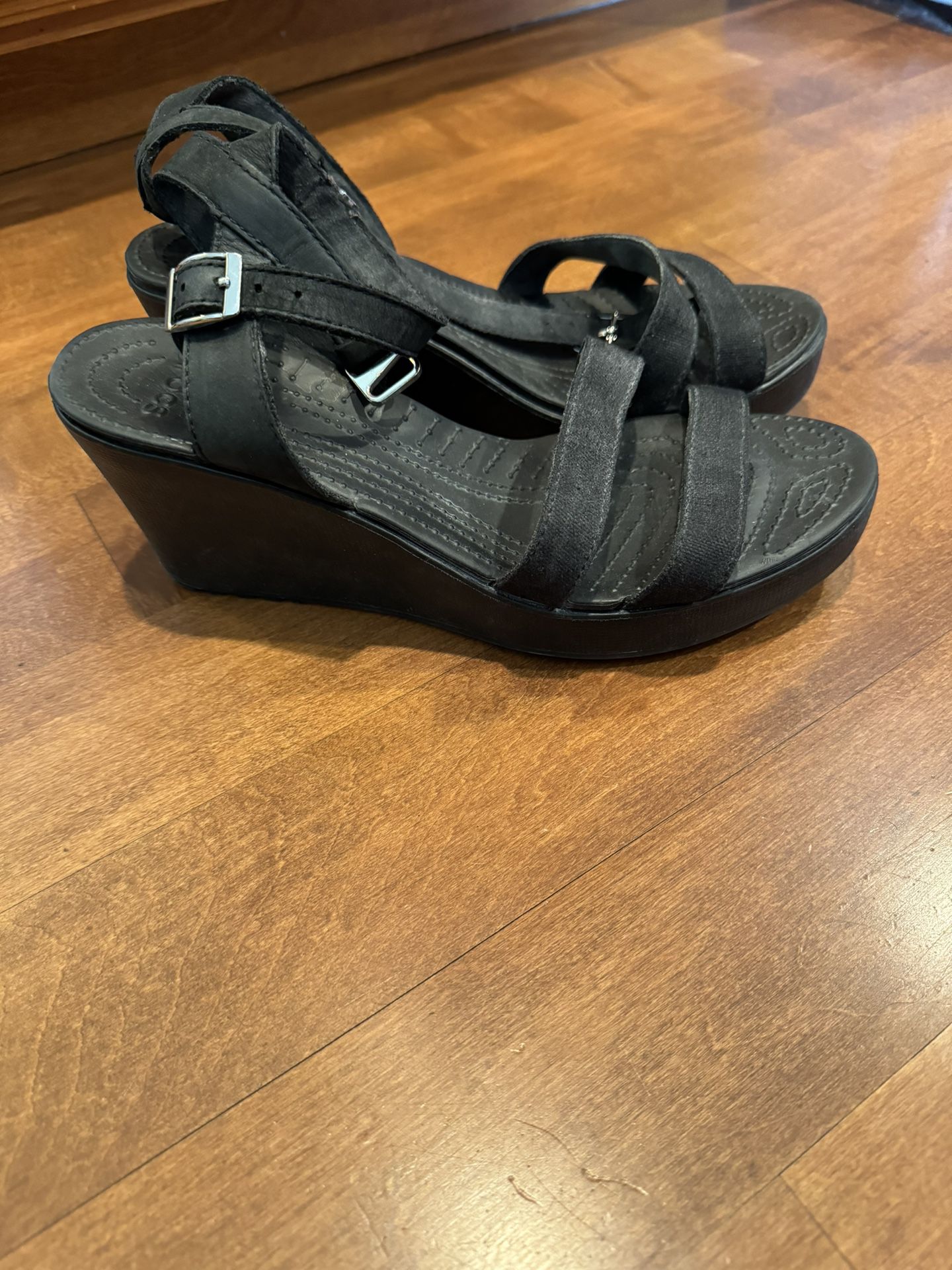 Woman’s Crocs Wedge Sandals Shipping Avaialbe 