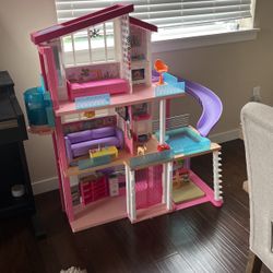Doll House With Accessories 