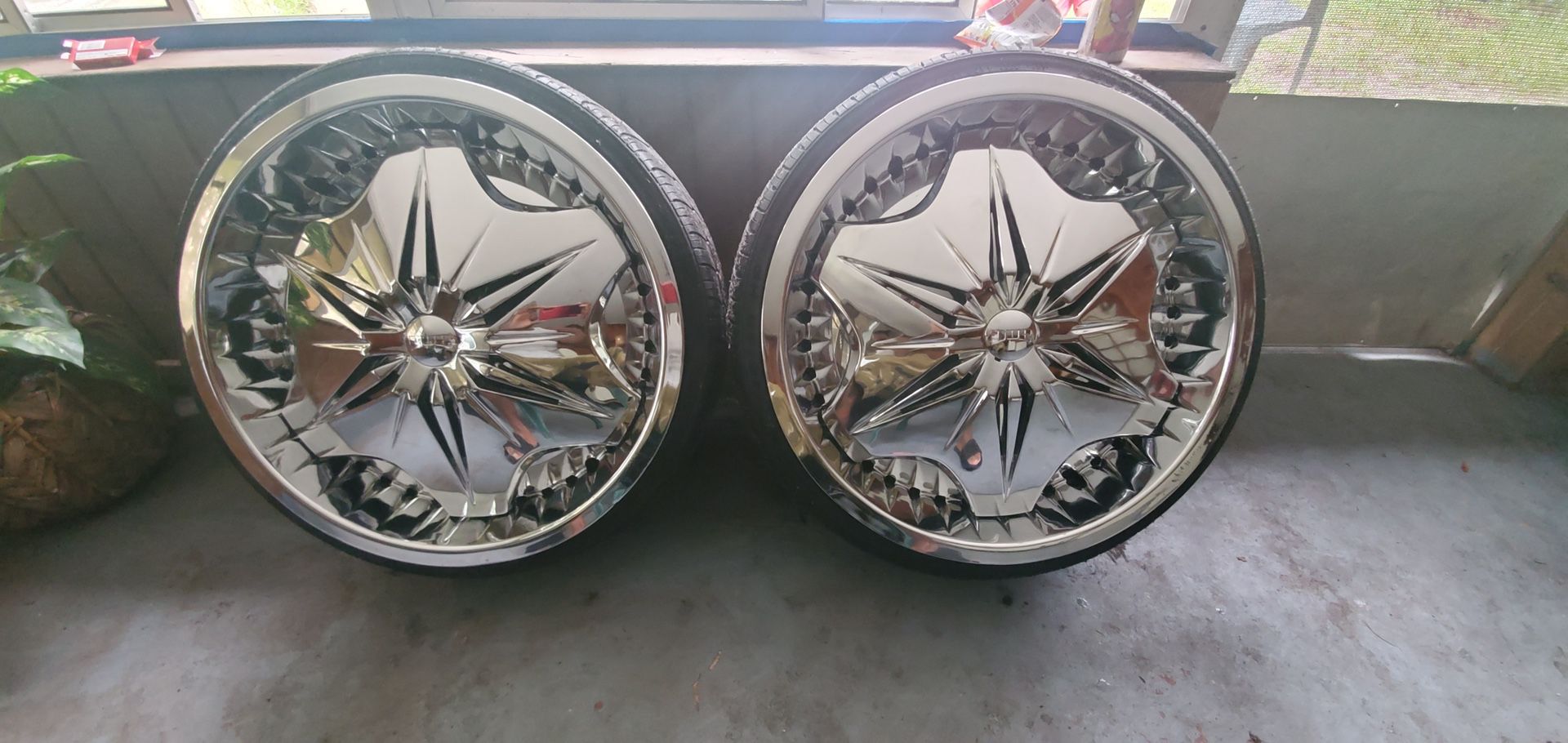 I have a pair of 22 inch voodoo rims for $1,000 or best offer Also it has all pieces nothing missing. Good threading on tires good spinner’s serious