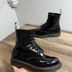 DR. MARTENS WOMEN'S 1460 W PATENT LEATHER FASHION BOOT - SIZE: WOMEN 9 - BLACK