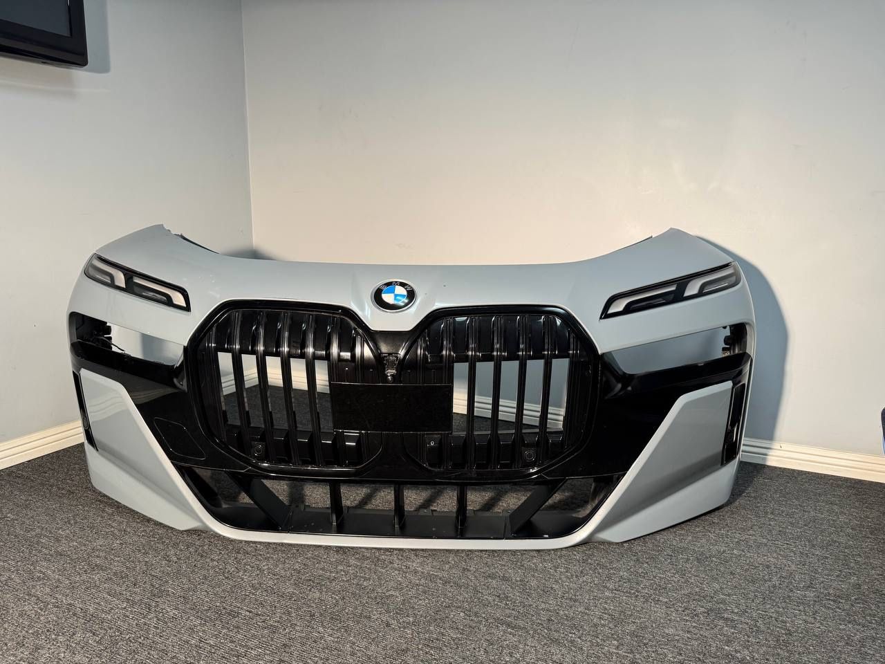 2023-2024 BMW 7-SERIES G70 FRONT BUMPER COVER GRAY OEM. FULL BUMPER