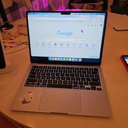 MacBook Air M2 (13 Inch)