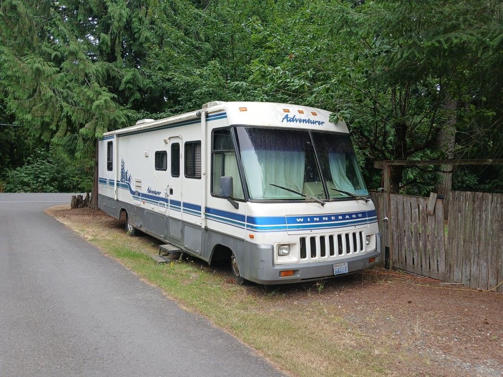 34 ' WINNEBAGO MOTORHOME