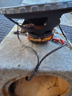 Kicker Comp 12 inch speaker box with amp