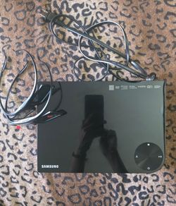 Samsung Smart 3D Blu-Ray & DVD Player with 2 Pairs of Active 3D Glasses $45.00 OBO (for set)