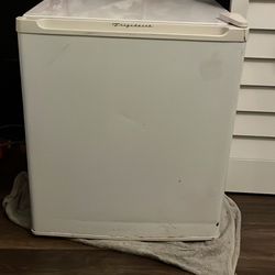 Mini Fridge/ Freezer 