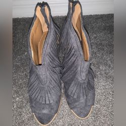 Grey and brown tassel heel