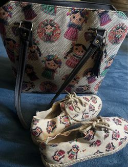 Bolsa y tenis artesanal.
