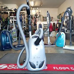 Canister vacuum cleaner
