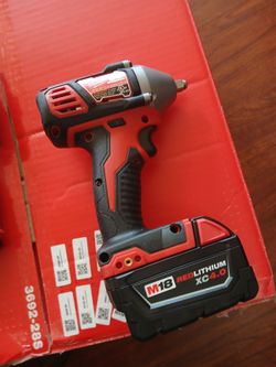 M18 milwaukee 3/8 lnch lmpact Wrench And Battery 4.0 qh