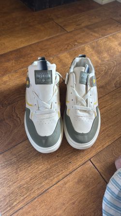 Tennis Shoes - White And Gray
