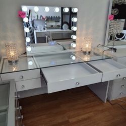Brand New Vanity Set  5 Drawer Top 3 Drawers Deeper Smooth Rails  Diamond Knobs Tempered Glass  59 x 24 1/2 x 31H Hollywood Mirror  14 Light Builbs LE