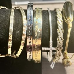 Vintage bracelet lot. All different colors. Shapes and sizes. As is no returns. Make me an offer I can’t refuse. Please feel free to ask me any questi