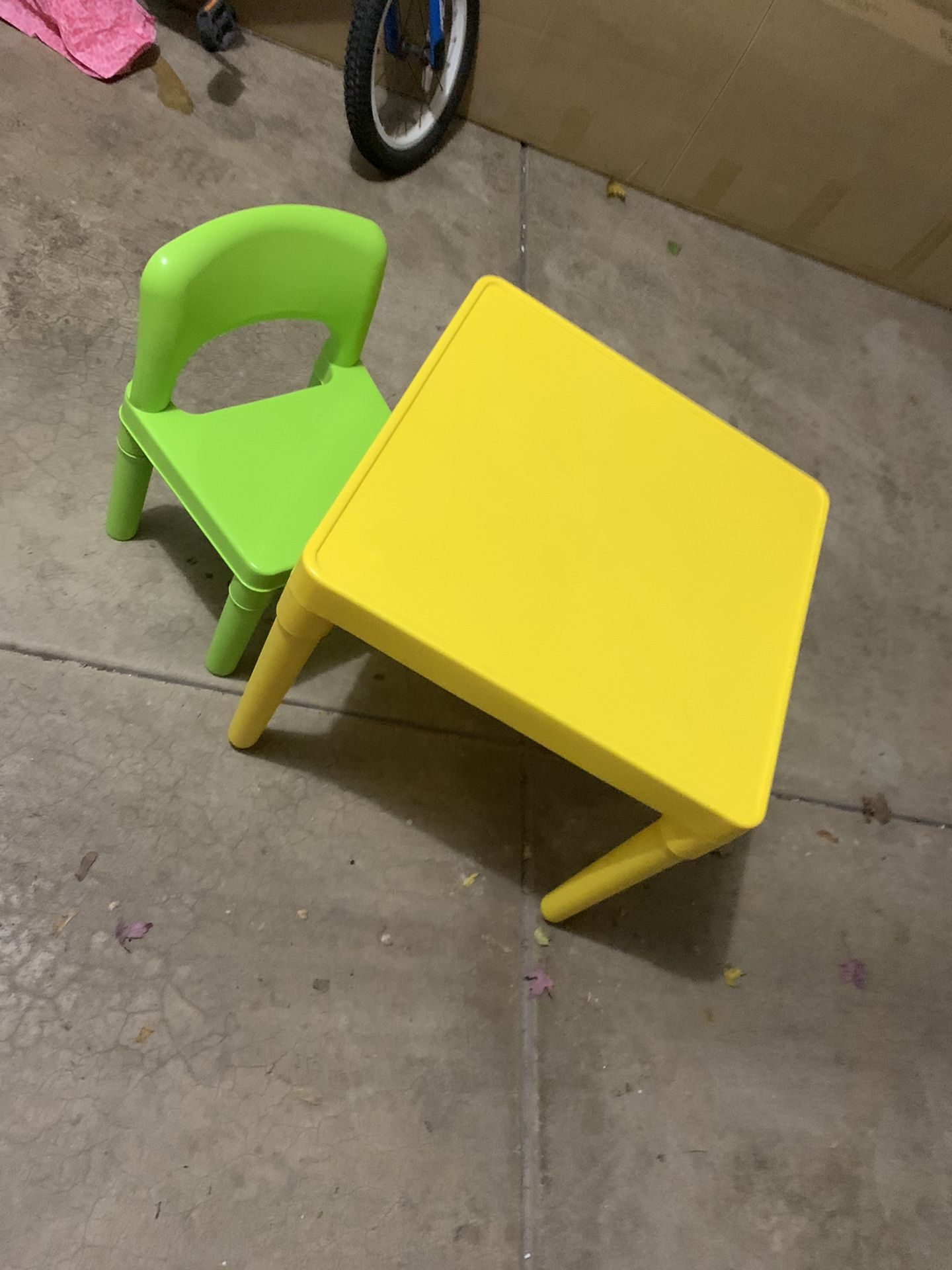 Kid table with 4 chairs