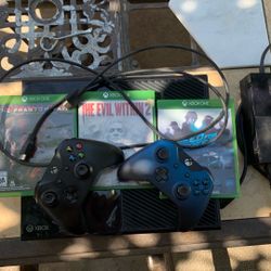 Xbox One /3 Games/ 2 Controllers
