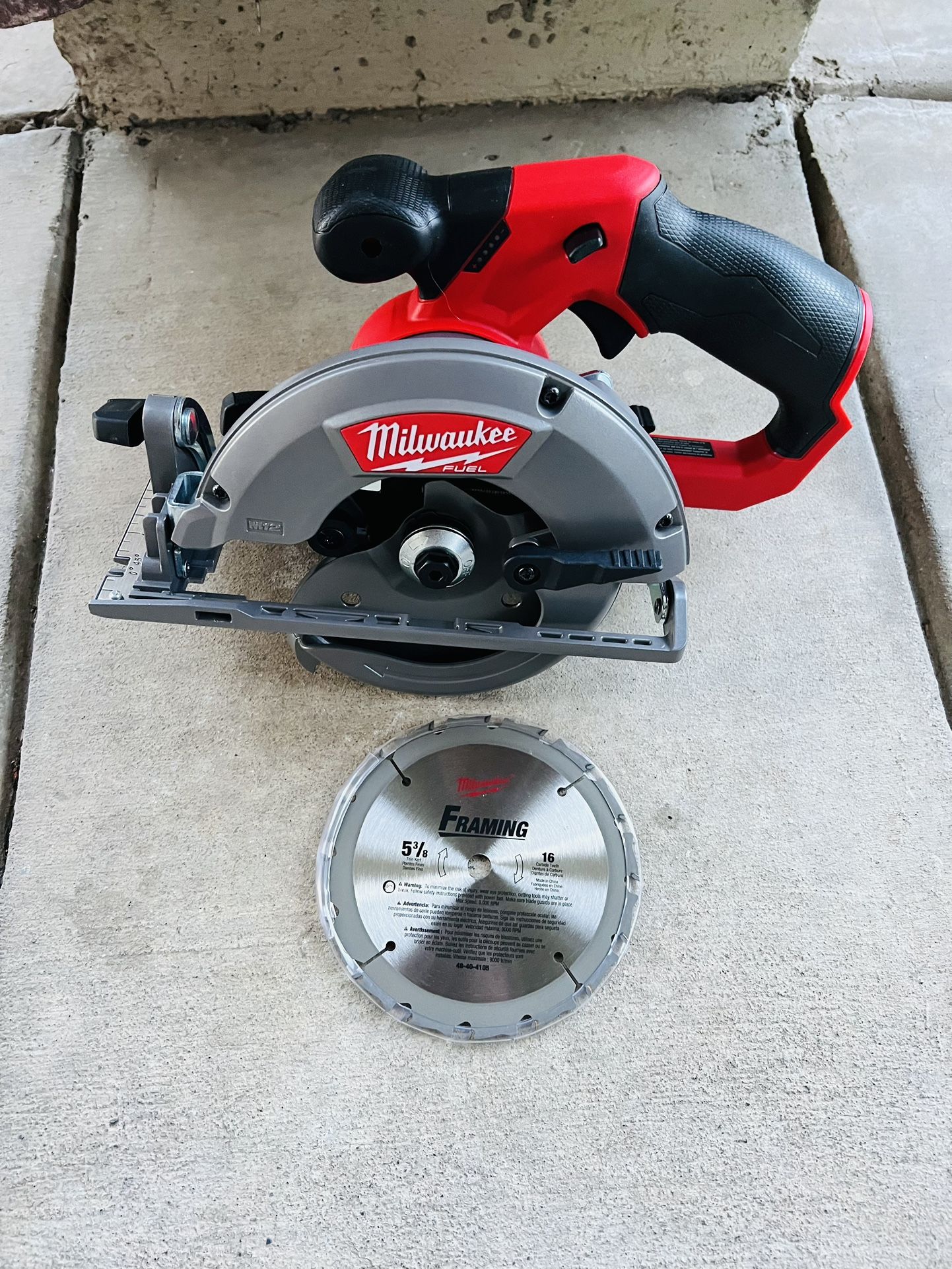 Milwaukee M12 FUEL 12V Lithium-Ion Brushless Cordless 5-3/8 in. Circular Saw  (Tool-Only) new for Sale in Riverbank, CA OfferUp