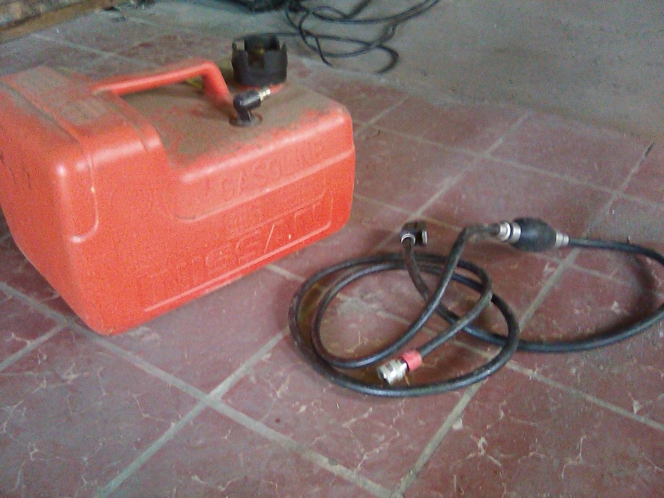 5 gallon gas tank with fuel line and primer ball