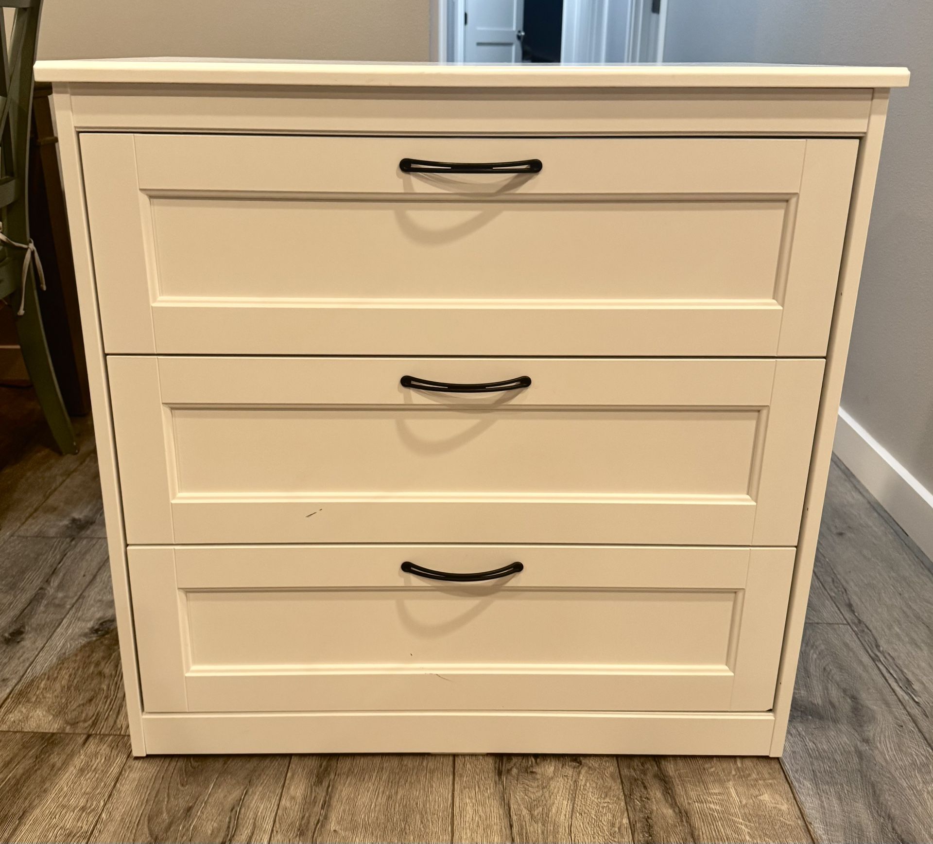 White 3-Drawer Dresser – Excellent condition 