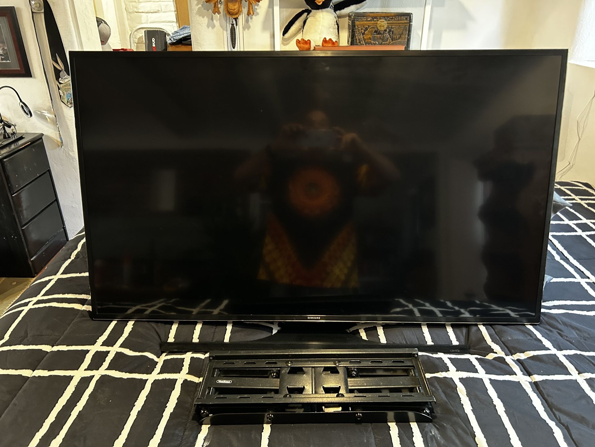48 Inch Samsung Smart Tv, With Apple TV & Wall Mount