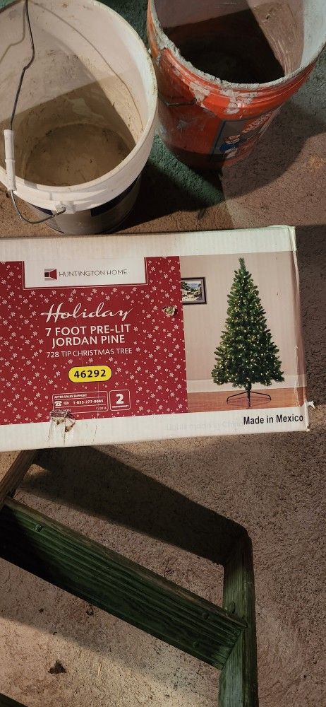 Christmas tree 7 ft pre-lit Jordan pine