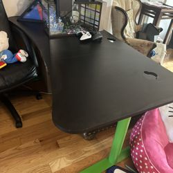 Arozzi Gaming Desk