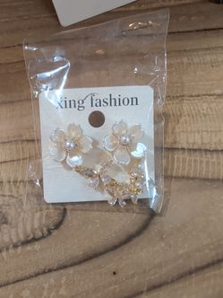 Flower dangling earrings