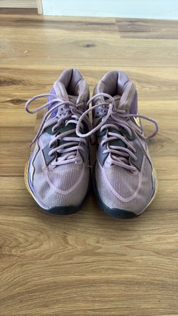 Nike Kyrie Infinity (Kyrie 8) “Amethyst Wave / Purple Gold”.