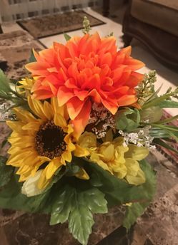 Artificial flower arrangement