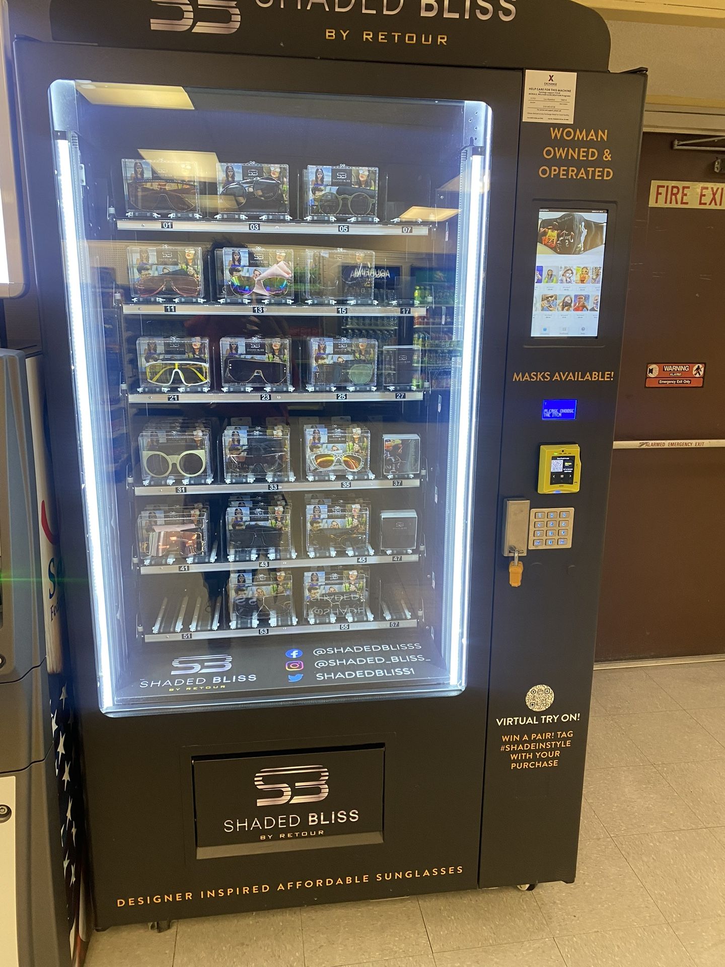 2021 DVS OMNI PRO AUTOMATED RETAIL VENDING MACHINE