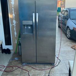 Frigidaire refrigerator Freezer Side By Side 