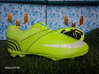 Girls 5.5youth soccer cleats