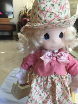 15IN PRECIOUS MOMENTS FRIEND FOR ALL SEASONS DOLL WITH STAND AND TAGS.Blonde hair and blue eyes really pretty doll