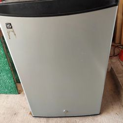 GE mini fridge 