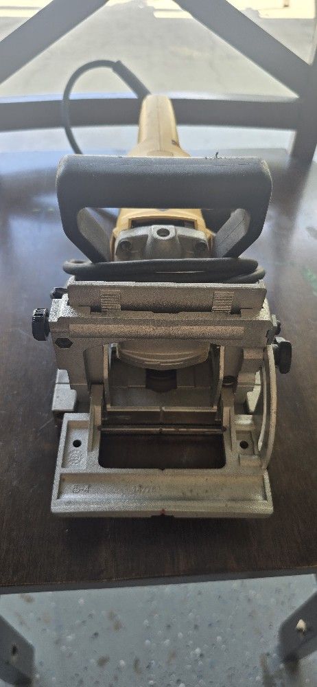 DeWalt DW682K-QS.