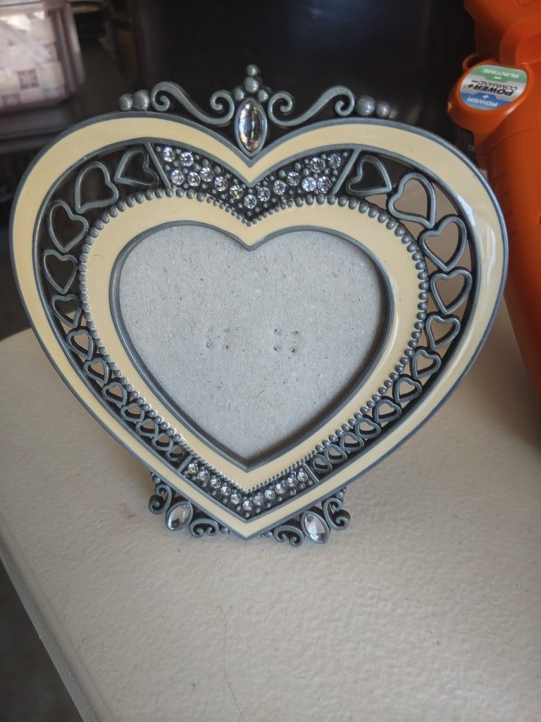 HEART SHAPED PICTURE FRAME