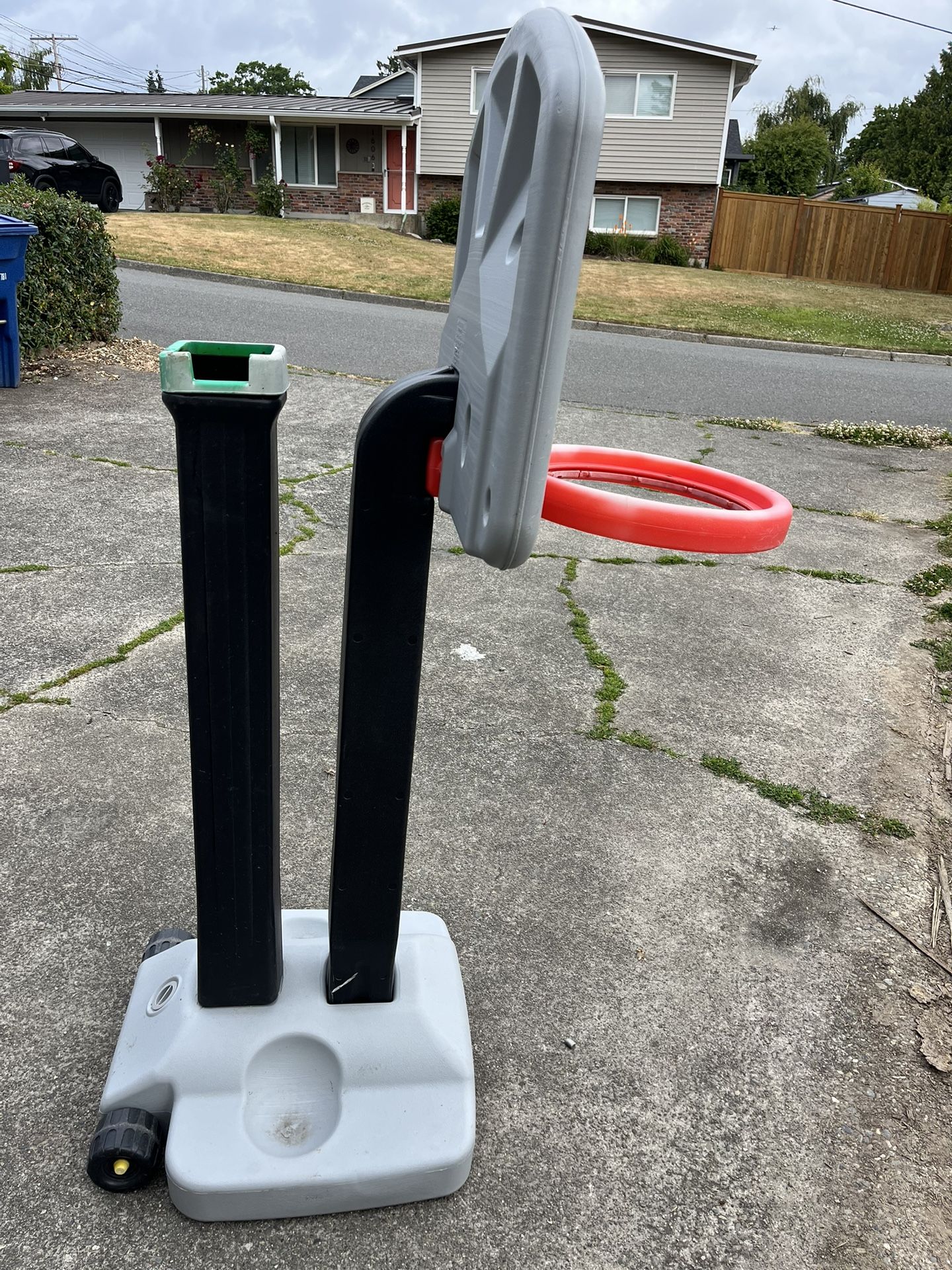 Basketball stand (in Des Moines)