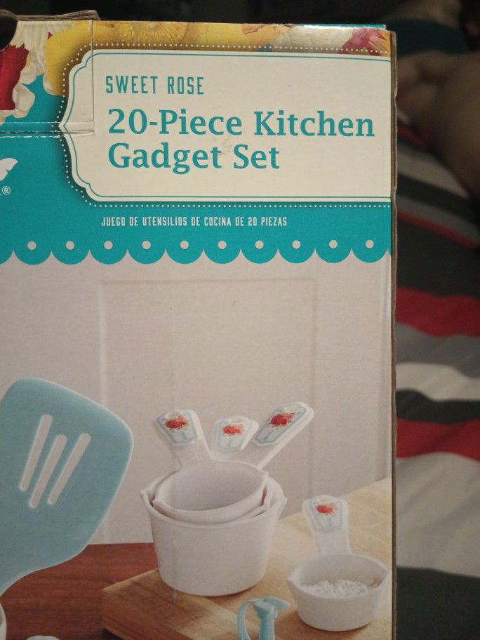 Pioneer Woman 20 Pc Baking Set for Sale in Lacey, WA - OfferUp