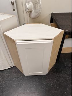 Corner cabinet