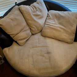 Swiveling Circle Chair 