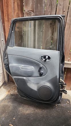 Door side driver Nissan versa 2016
